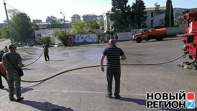 Новый Регион: В Севастополе к приезду Януковича бойцов МЧС выгнали на мытье тротуаров (ФОТО)