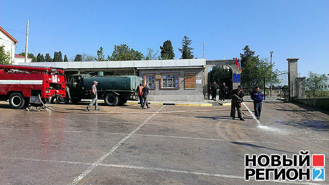 Новый Регион: В Севастополе к приезду Януковича бойцов МЧС выгнали на мытье тротуаров (ФОТО)